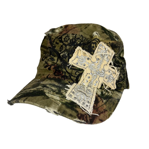 Mossy Oak Camo Conductor Hat with Cream Embellished Cross - Picture 1 of 3